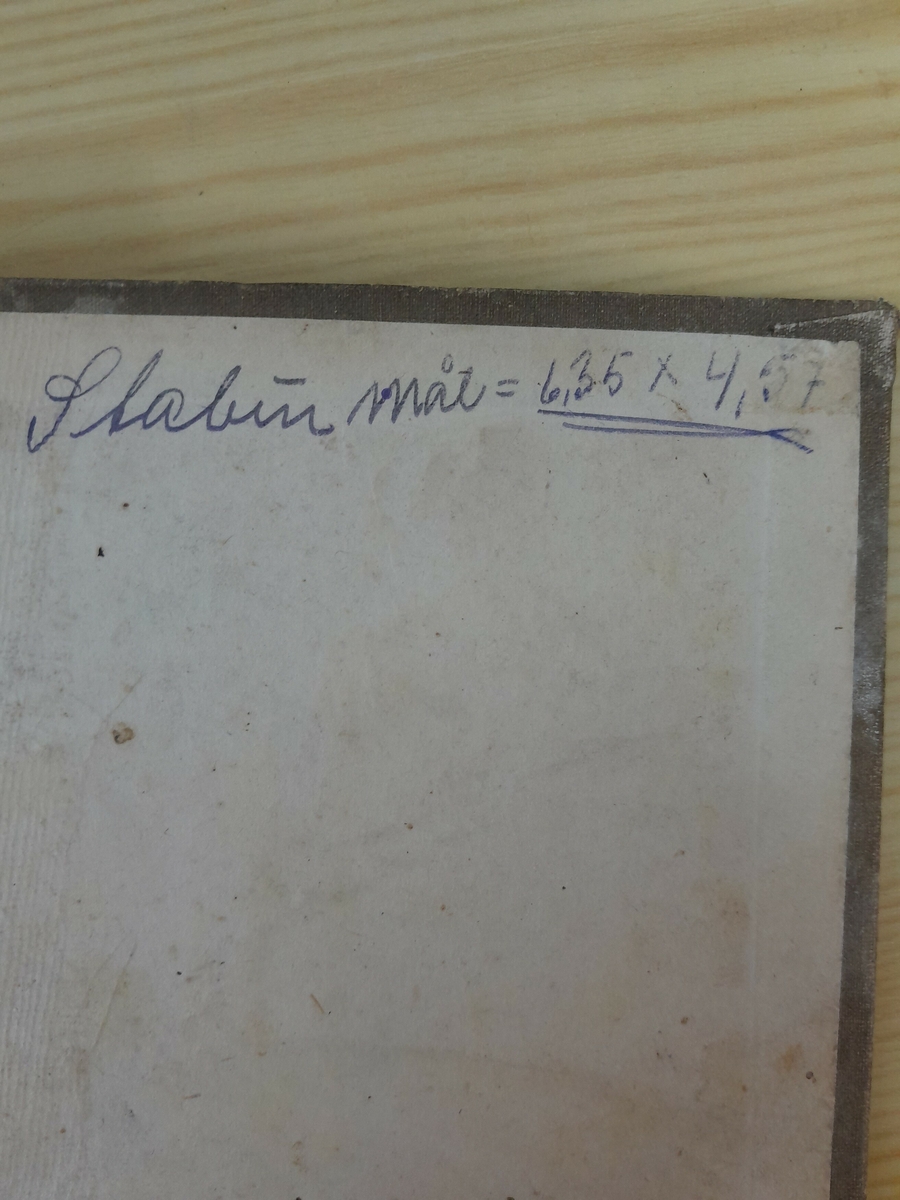 Bok. Stivt omslag, mørk brunt. Skinnrygg.
