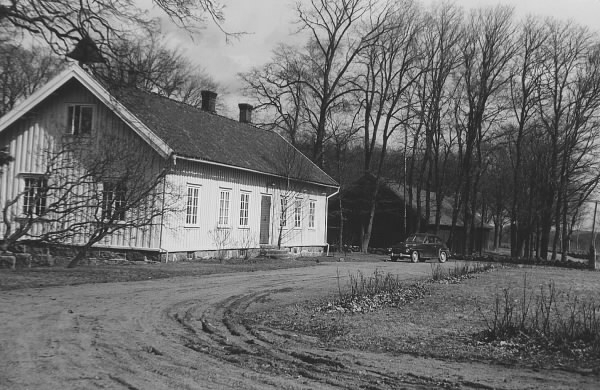 Flygelbyggnad till Vallda herrgård med vällingklocka på gavelnocken.  (Se även bild G8358- G8359 manhusbyggnaden, på bild G8362 torkas tvätt, G8364 östra flygeln.)