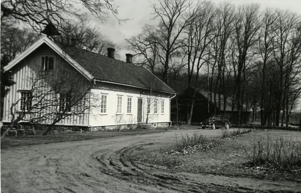 Flygelbyggnad till Vallda herrgård med vällingklocka på gavelnocken.  (Se även bild G8358- G8359 manhusbyggnaden, på bild G8362 torkas tvätt, G8364 östra flygeln.)