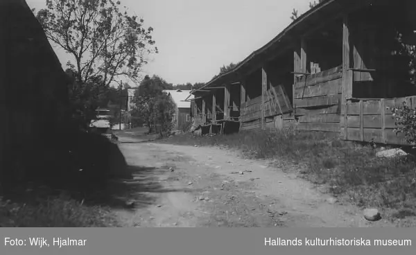 En länga med permanenta marknadsstånd vid den gamla, inre vägen vid Vrå kyrka.