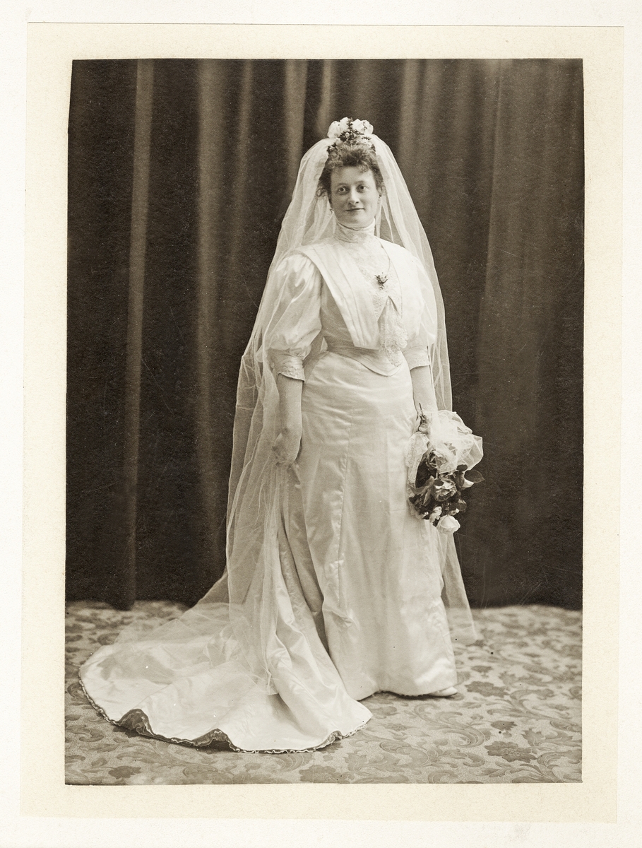 Fotografen Anna Blom på sin bröllopsdag 6 november 1907, då hon gifte sig med arkitekten 
Henrik Engström (1861-1909), Växjö.
Ateljéfoto,