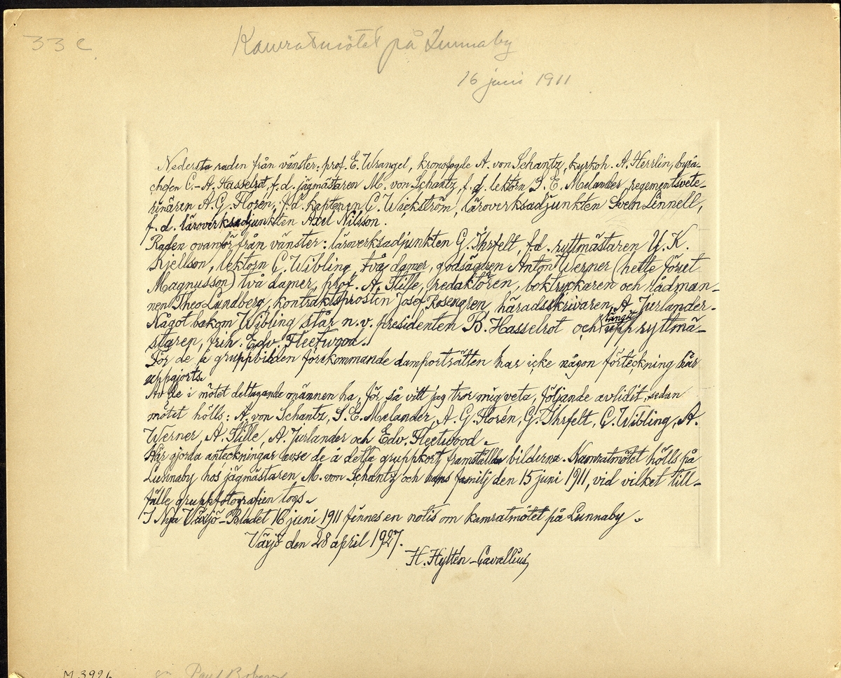 Kamratmötet 15 juni 1911 hos jägmästare Malcolm von Schantz på Lunnaby, Öjaby.
Ett stort antal herrar och damer har samlats framför verandan.