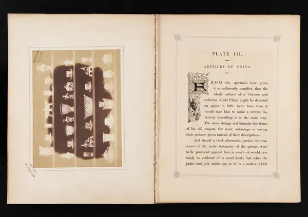 Bilde av bokoppslag med fotografi av vaser og porselen til venstre, og tekst til høyre.