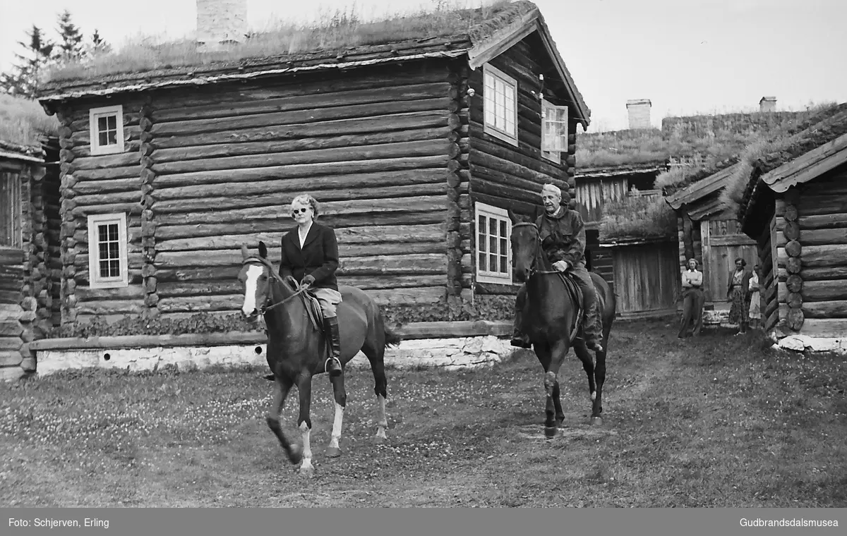 To ryttarar i tunet på Sandbu. 
Gunvor Holm (f. Sørensen 1897) t.v.