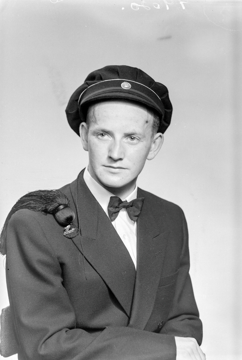 Gjøvik Gymnas studenter med studentlue 1953, ukjent navn. -Mjøsmuseet ...