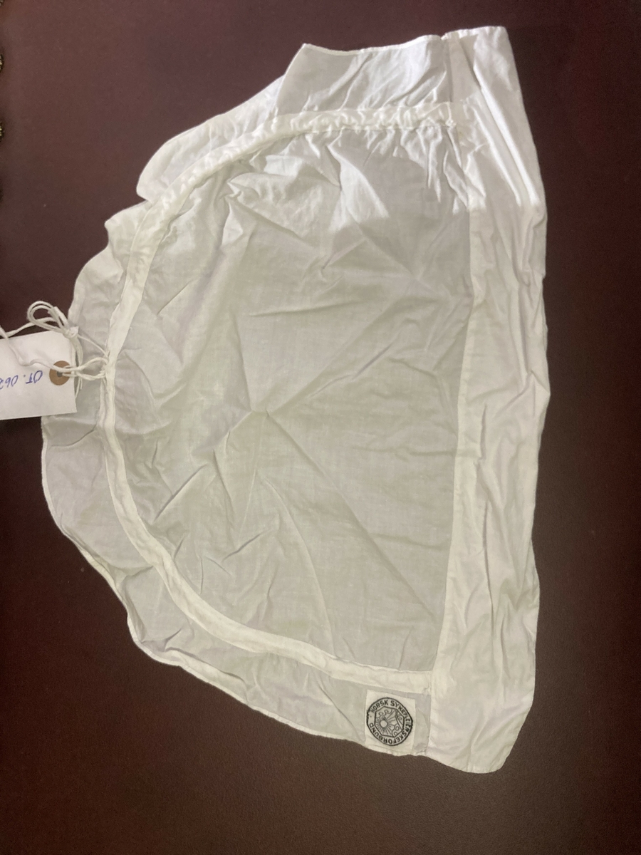 Hodeplagg til sykelpleieruniform. Bomullsbånd til stramming.