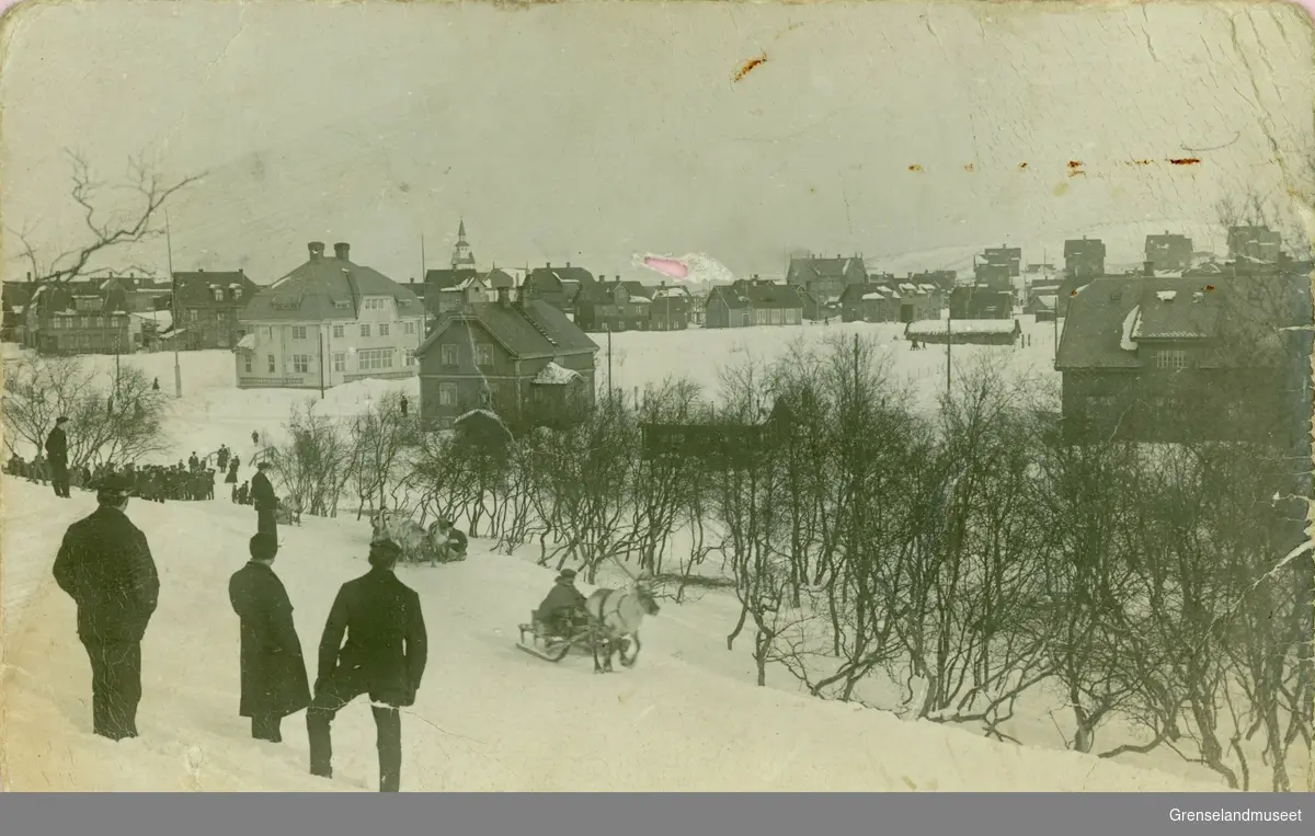 Kappkjøring med rein i Kirkenes før 1917.