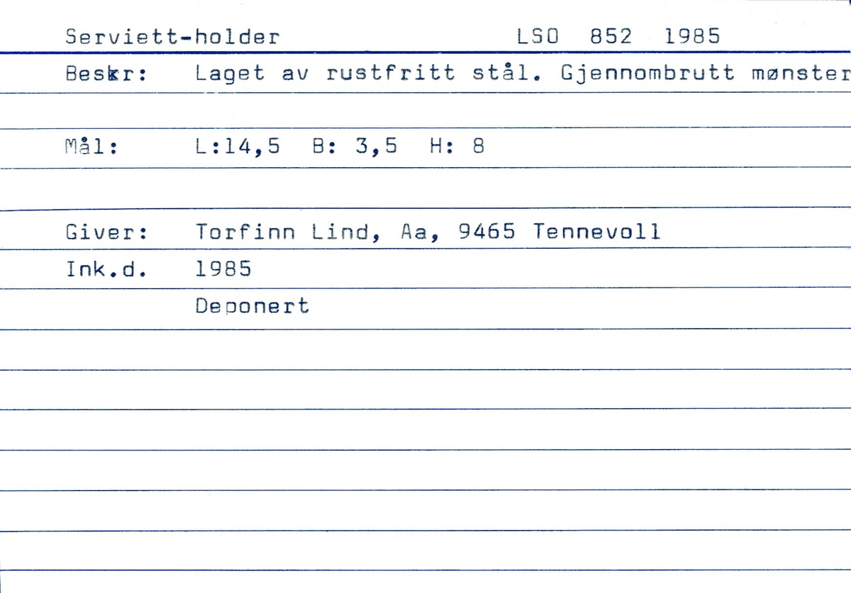 Serviettholder. Metall (rustfritt stål). Halvmåneformet. Gjennombrutt slyngemønster. Noe anløpen.