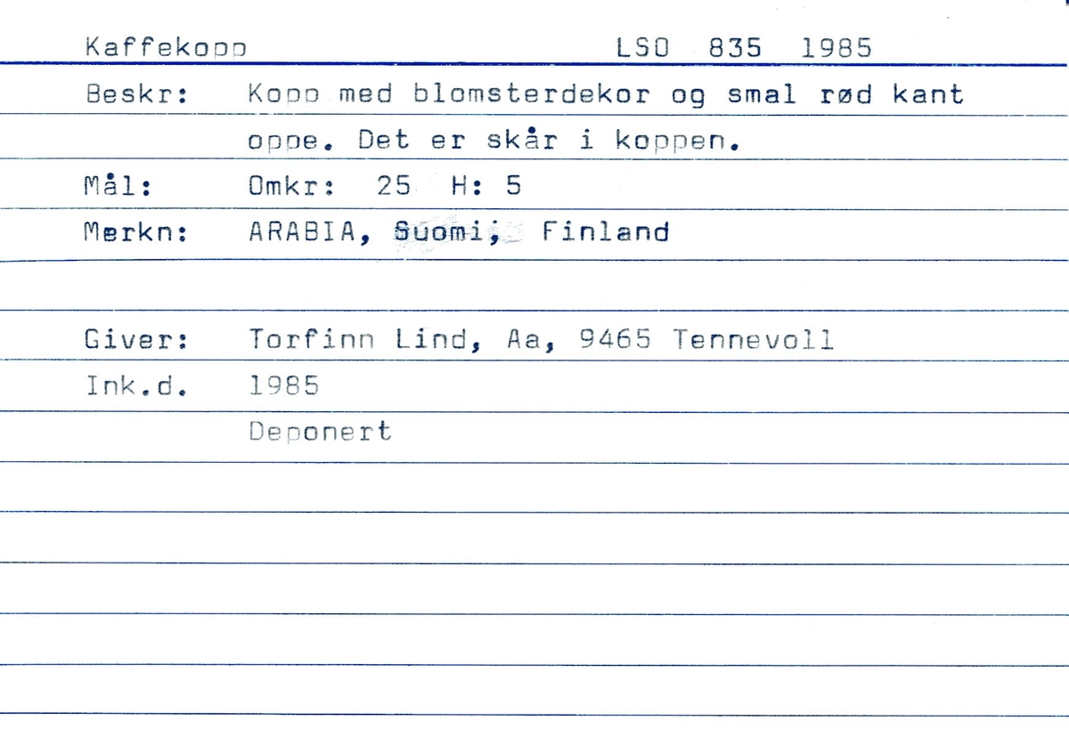 Kopp. Hvitglasert porselen. To sett blomsterdekor. Rød stripe langs munning. Skrår mot bunn. Markert kant på nedre del av corpus. Stempel på bunn. Skår langs munning.