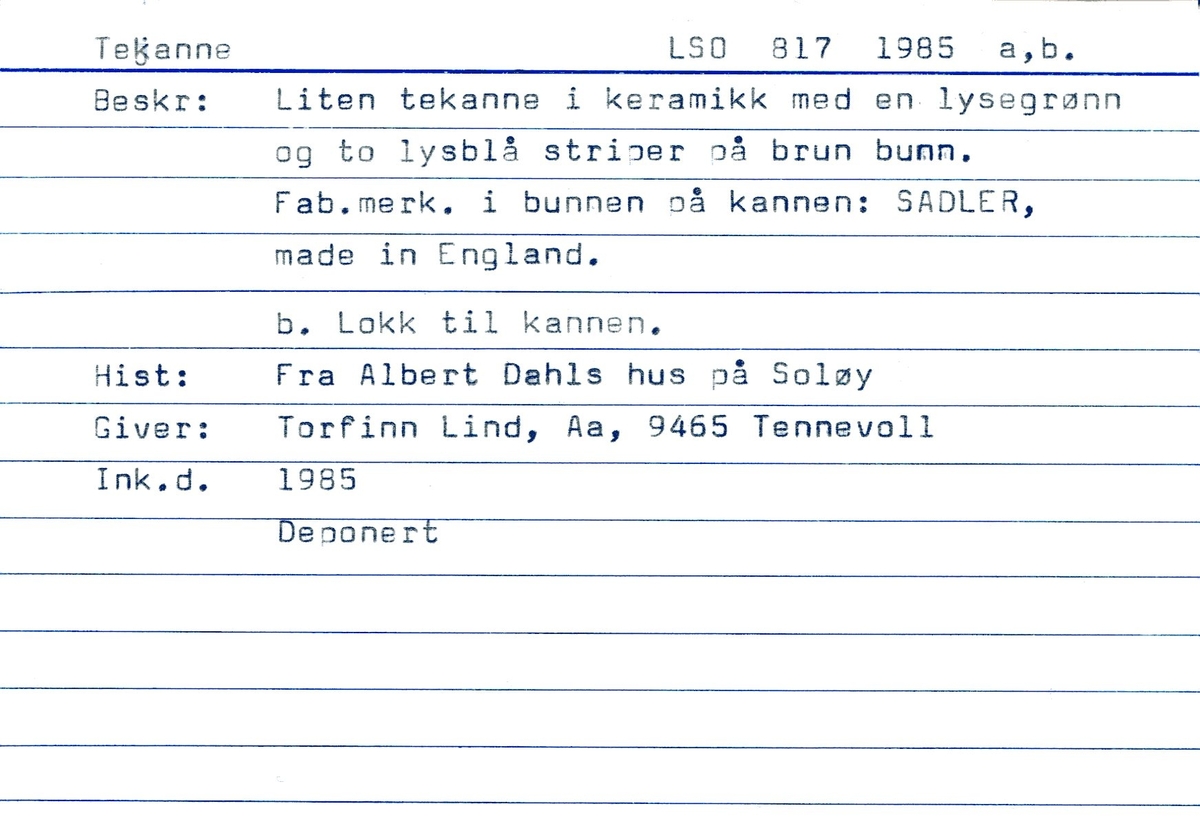 Tekanne. Brun, grønn- og blåglassert keramikk. Avrundet corpus. Smalner av mot munning og bunn. Markert helletut og hank. Lokk med knott felles ned i munning. Grønt- og blått felt langs øvre del av corpus.