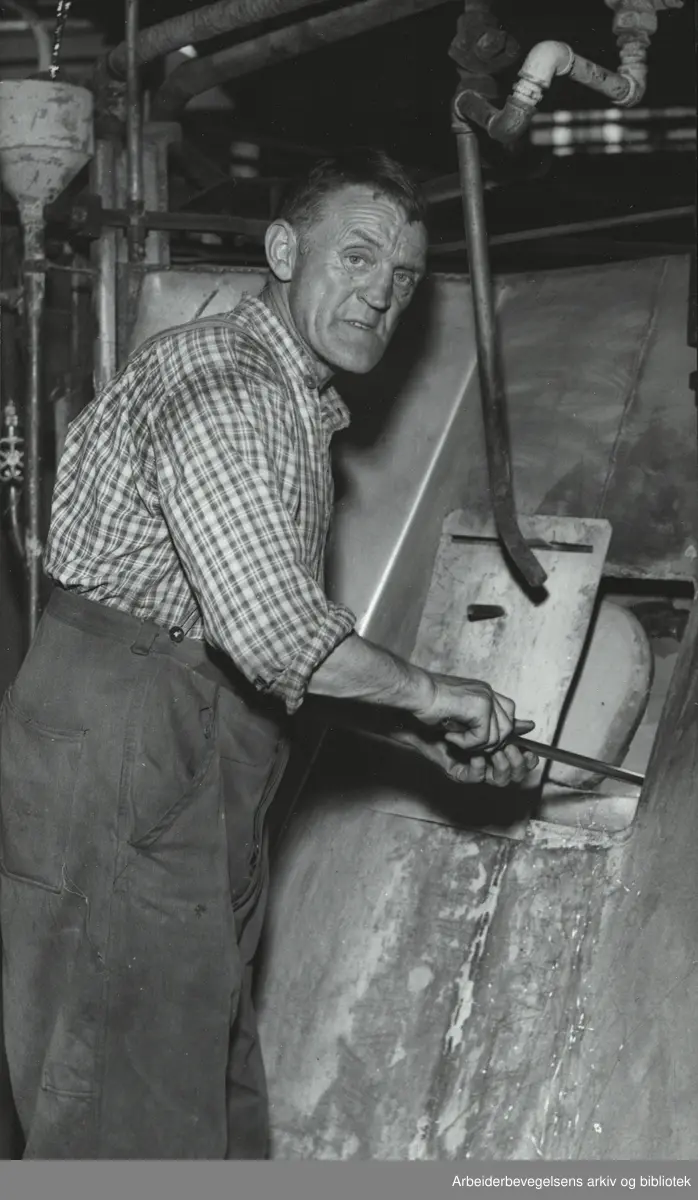 "Vi besøker et glassverk". Billedreportasje fra Hadeland Glassverk i Magasinet for Alle, november 1955.