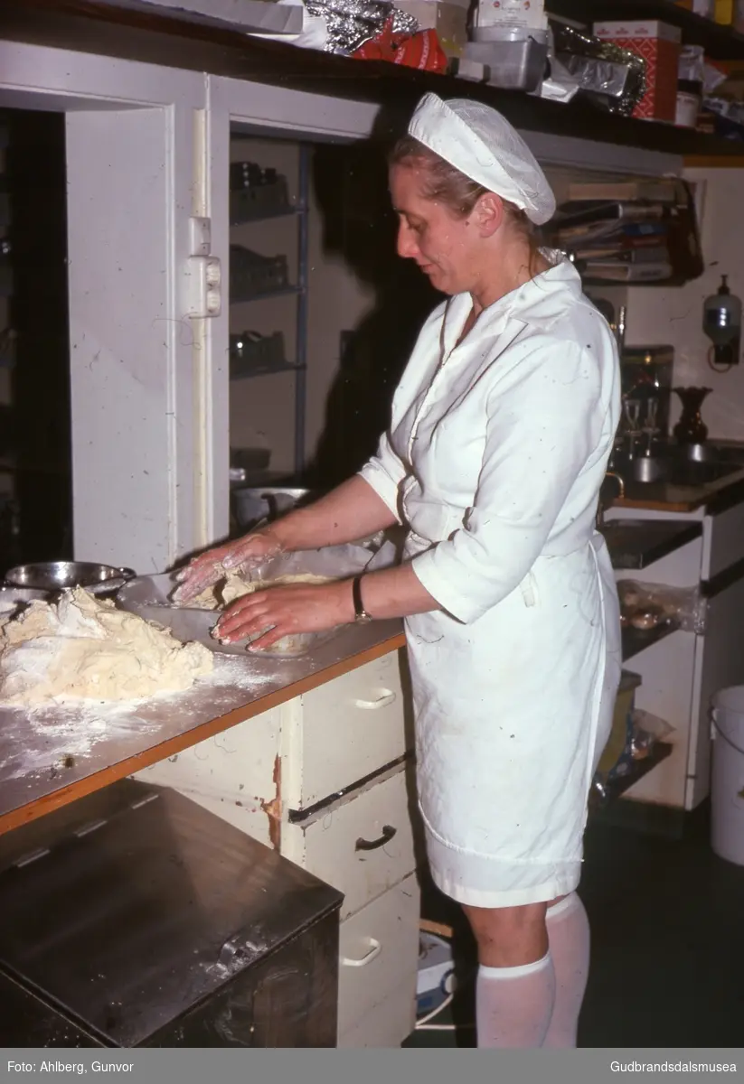 Vågå 1975
Villa Hotell. Ragnhild Jakobsen bakar kaffibrød.
