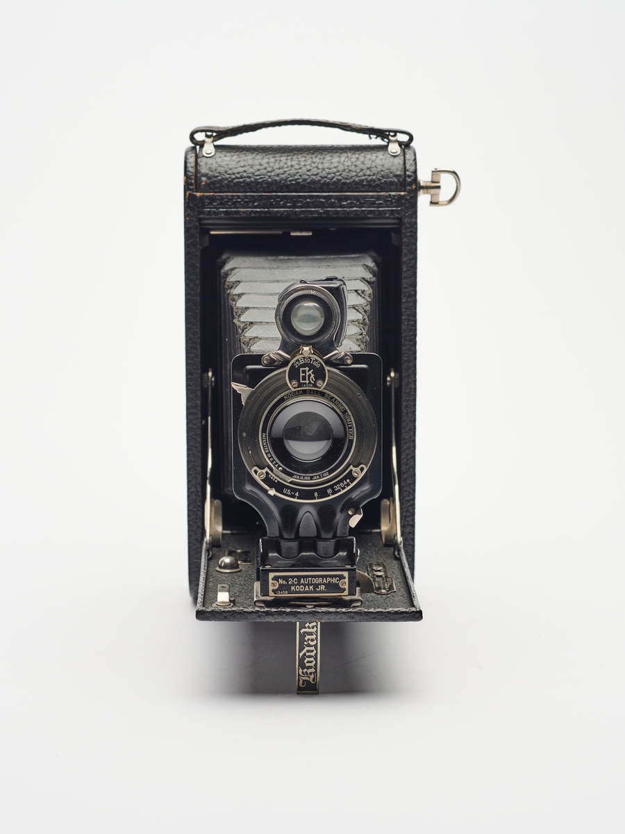 No. 2C Autographic Kodak Junior er et foldekamera for A-130 rullfilm. Kameraet har Autographic-funksjonen, som gjør det mulig å skrive informasjon på negativene gjennom en tilpasset luke på kameraets bakside.
Dette kameraet har i sin tid vært solgt av J. L. Nerlien AS i Oslo.