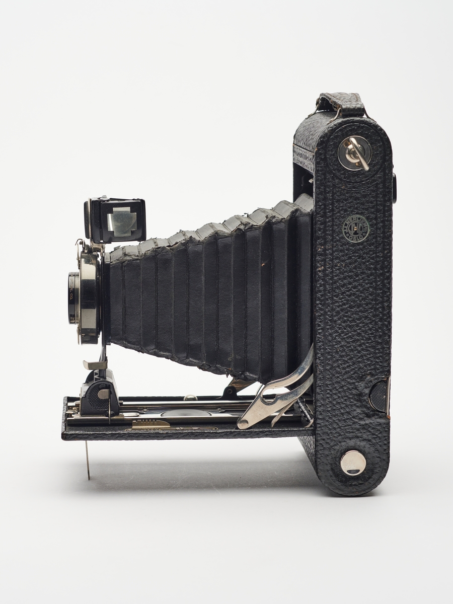 No. 2C Autographic Kodak Junior er et foldekamera for A-130 rullfilm. Kameraet har Autographic-funksjonen, som gjør det mulig å skrive informasjon på negativene gjennom en tilpasset luke på kameraets bakside.
Dette kameraet har i sin tid vært solgt av J. L. Nerlien AS i Oslo.