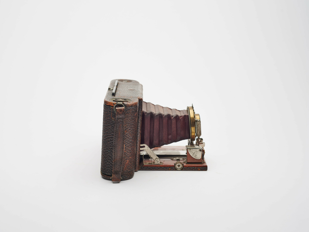Wizard Duplex No. 1 er et foldekamera for rullfilm, produsert av Gundlach-Manhattan Optical Co. ca. 1902.