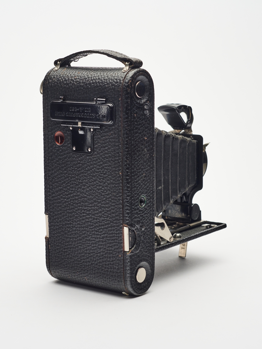 No. 2C Autographic Kodak Junior er et foldekamera for A-130 rullfilm. Kameraet har Autographic-funksjonen, som gjør det mulig å skrive informasjon på negativene gjennom en tilpasset luke på kameraets bakside.
Dette kameraet har i sin tid vært solgt av J. L. Nerlien AS i Oslo.