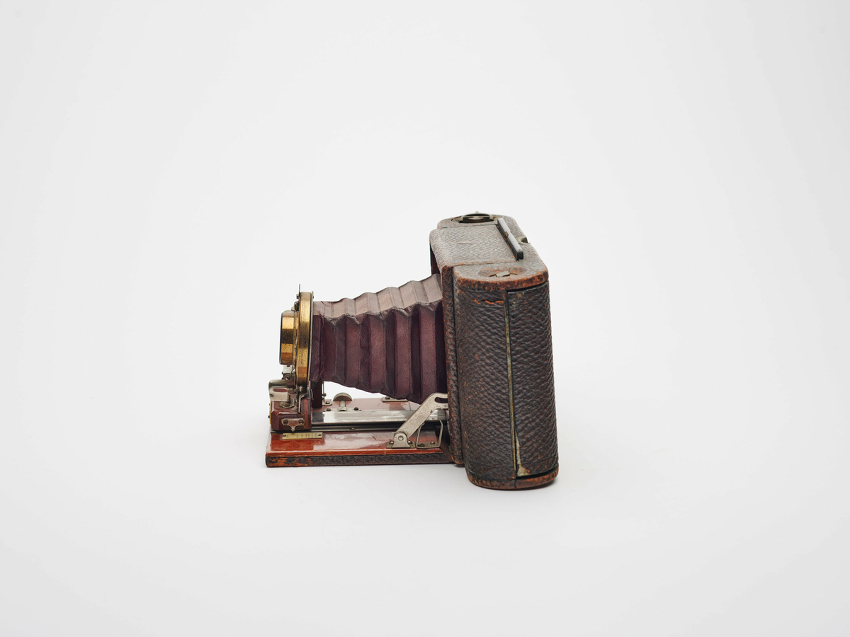 Wizard Duplex No. 1 er et foldekamera for rullfilm, produsert av Gundlach-Manhattan Optical Co. ca. 1902.
