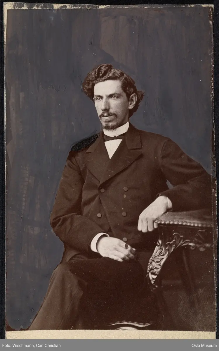portrett, mann, sittende knefigur