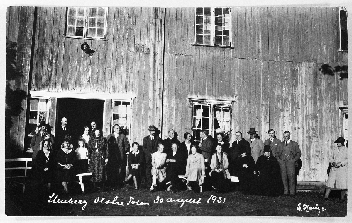 Skalkefest etter Stenbergfesten 30/8-1931. Det foreligger navn for de fleste personer, men med et forbehold for antall og plassering i bildet.
I døråpningen står Jacob Stenberg og kona Barbro. Stående bak: Martin Skjønsby, Amalie Stenberg Ørud, Barbro Stenberg, Ingeborg Stenberg, Ellef Prestesæter, Edvard Lunde, Paal Kjølseth, Hjørdis Prestesæter, Kristian Ørud, Johanne -Thorssrud (født Stenberg), Ole Thorsrud, Hans Rognerud, Kareen Balke, Einar Hermanrud. Helene Lundgaard. Sittende: Gunhilda Gihle, Martha Hagen, datter av lærer M.Kubberud, Marie Mjørlund, Magnus Øfstaas, Tora Kjølseth, Ragna Rogneby. Barna bak krekken til venstre: Helene Stenberg (gift Sæther), Jens Stenberg Anne Stenberg (gift med Olav Markestad)..