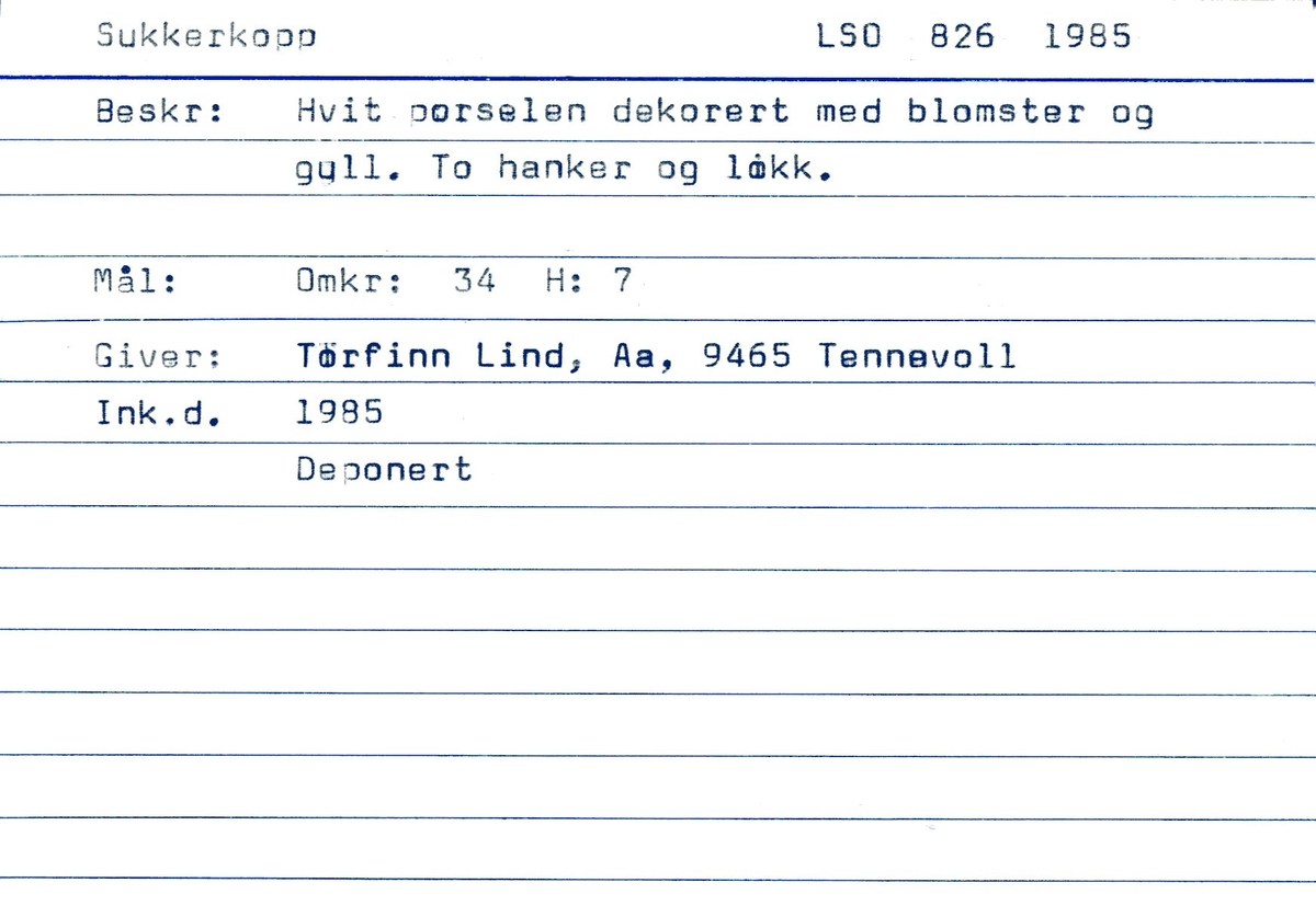 Sukkerkopp. Hvitglasert porselen. To sett blomsterdekor på corpus. Gull langs åpning, lokk, knopp og hanker. Størst vidde ved skulderkant. Smalner mot åpning. Lokk med markert knopp og to sett blomsterdekor. Lokket felles ned i åpning. To hanker festet til skulder/buk.