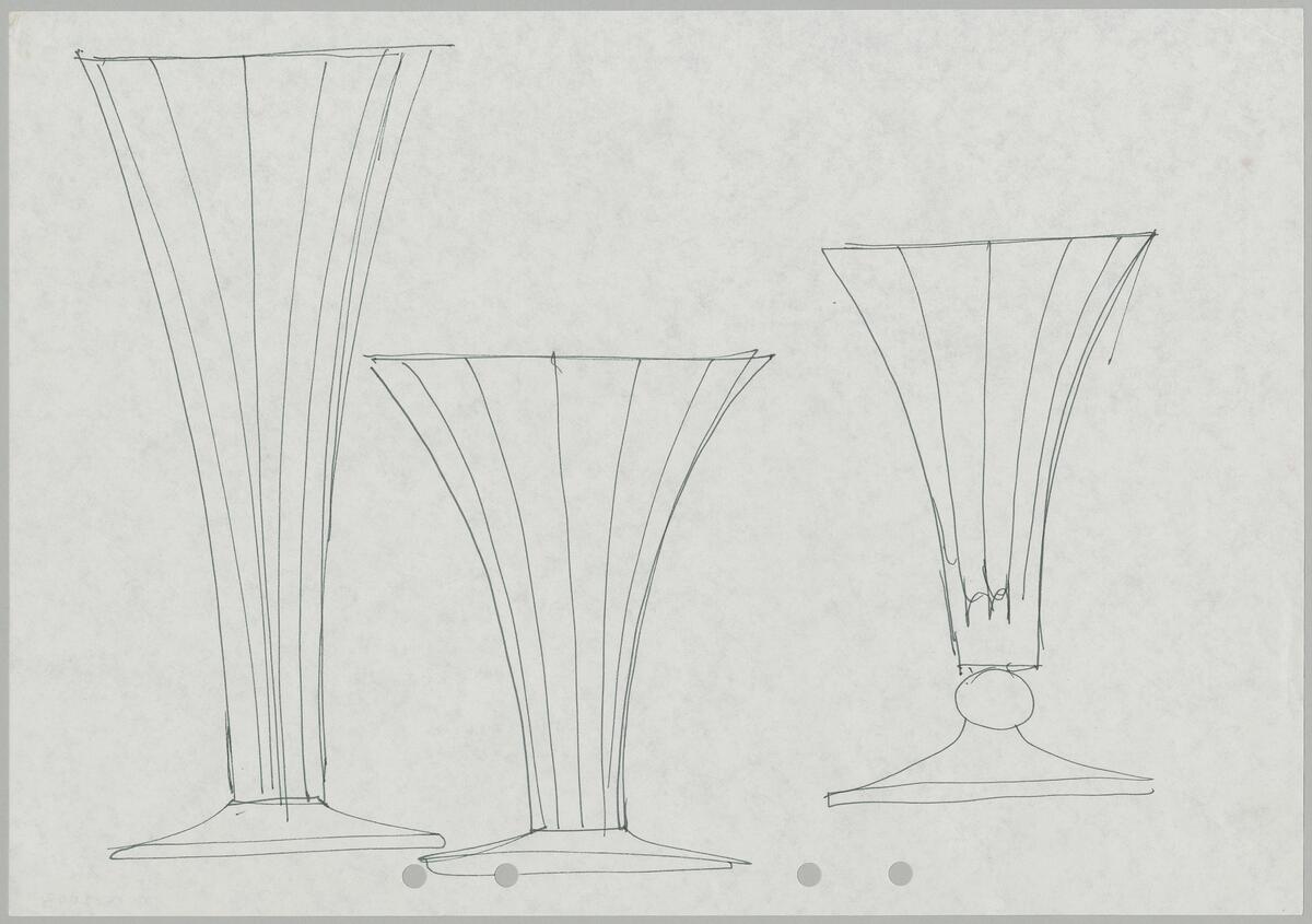 Skiss till föremål i serien Oktav. På skissen finns tre kantiga glas på fot varav ett har en kula som ben.