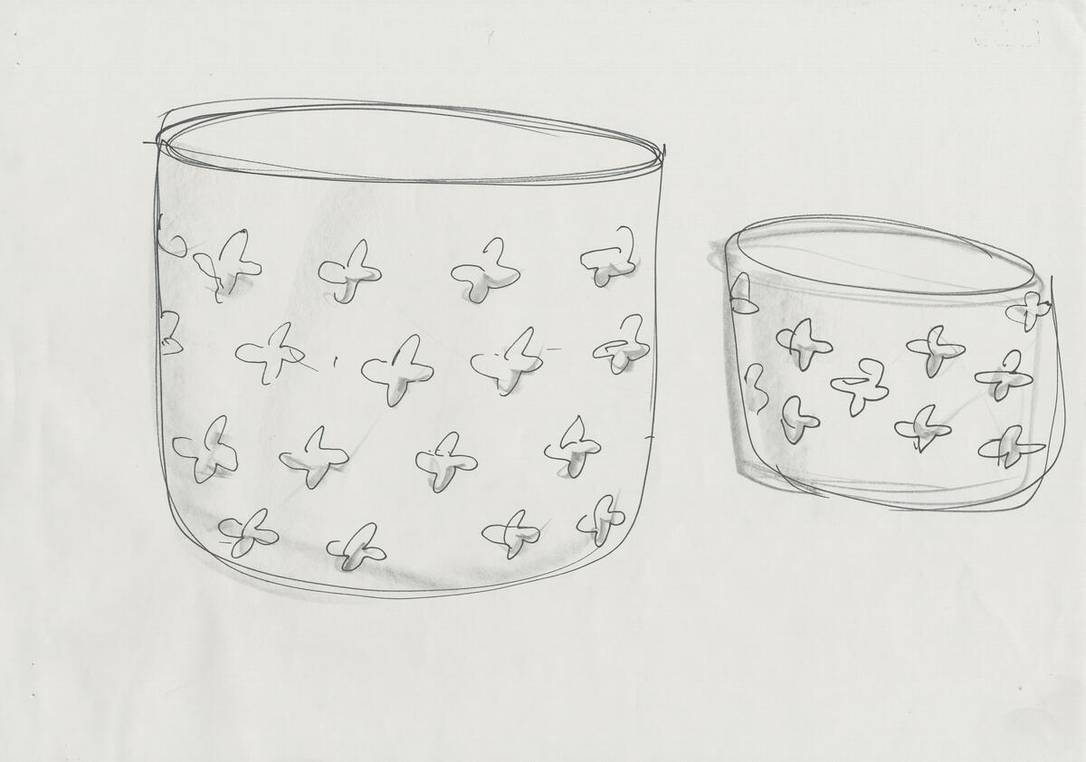 Skisser till ett antal skålar  runda, cylindriska, fyrkantiga, med olika typer av dekor i form av ovaler, kryss, fläckar m m. Noteringar.