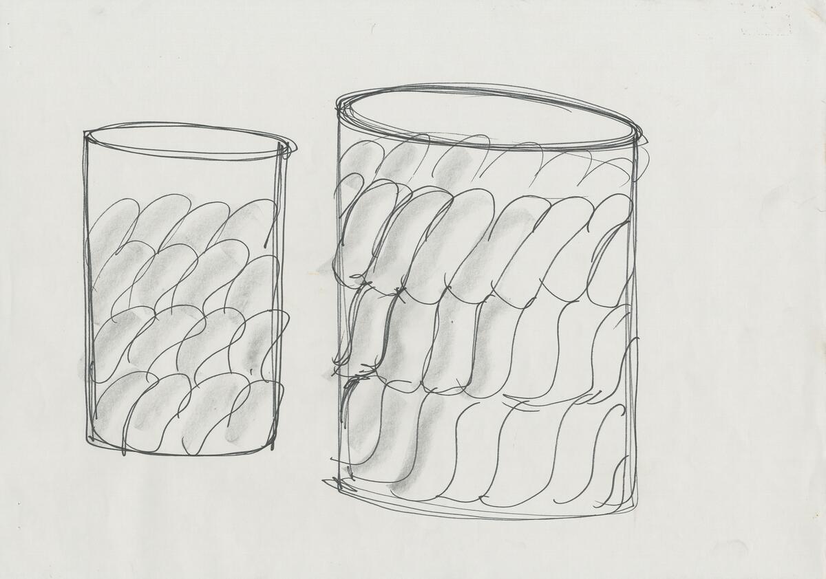 Skisser till ett antal skålar  runda, cylindriska, fyrkantiga, med olika typer av dekor i form av ovaler, kryss, fläckar m m. Noteringar.