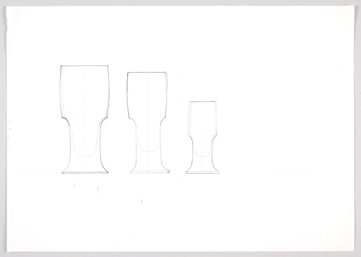 Skisser till ett antal servisglas i olika storlekar och utföranden  varav många med rak kupa, kraftigt ben och massiv fot. Notering.
