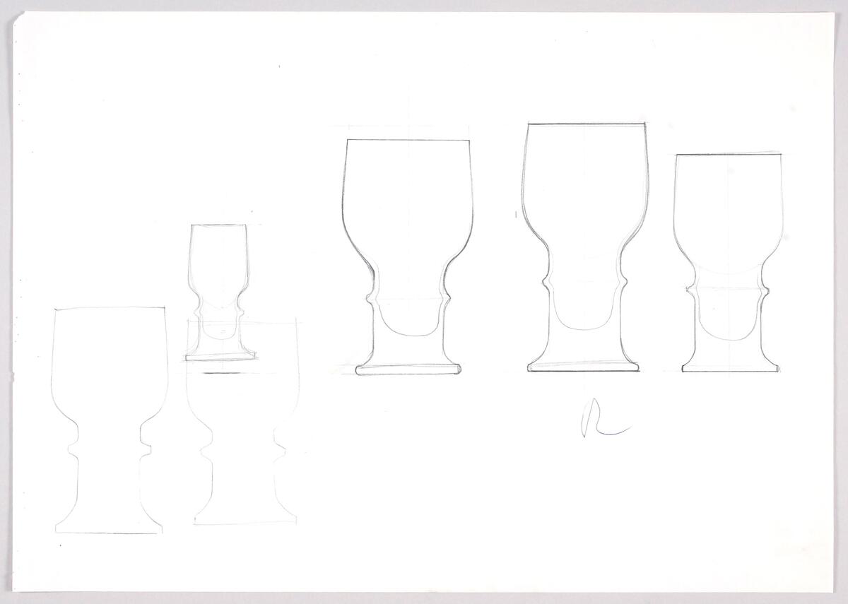 Skisser till ett antal servisglas i olika storlekar och utföranden  varav många med rak kupa, kraftigt ben och massiv fot. Notering.