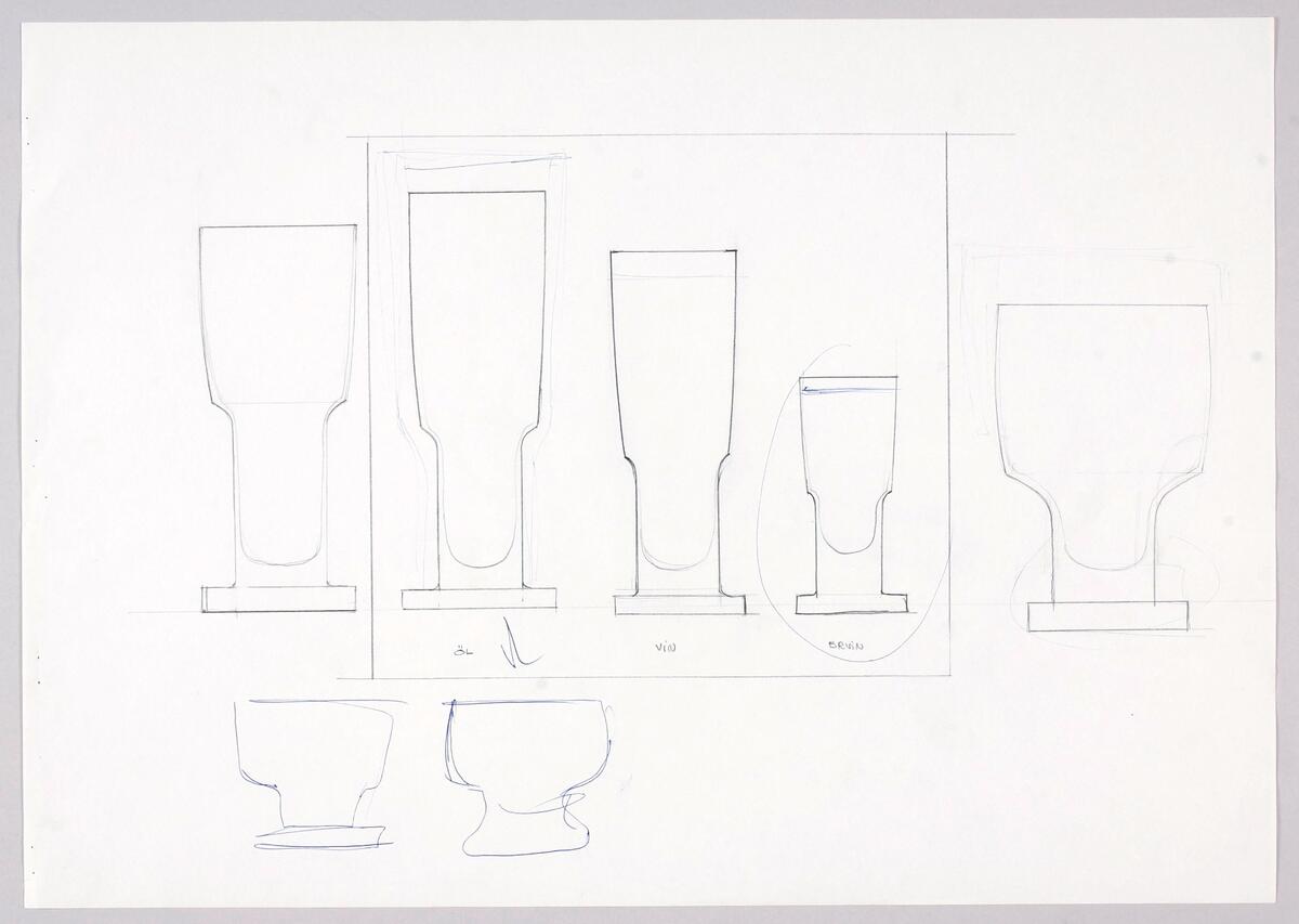 Skisser till ett antal servisglas i olika storlekar och utföranden  varav många med rak kupa, kraftigt ben och massiv fot. Notering.