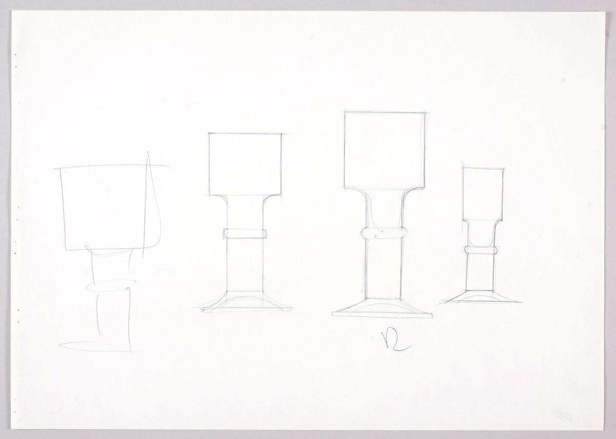 Skisser till ett antal servisglas i olika storlekar och utföranden  varav många med rak kupa, kraftigt ben och massiv fot. Notering.