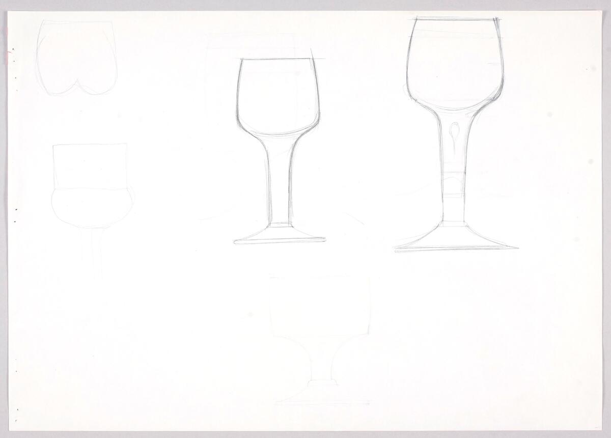 Skisser till ett antal servisglas i olika storlekar och utföranden  varav många med rak kupa, kraftigt ben och massiv fot. Notering.