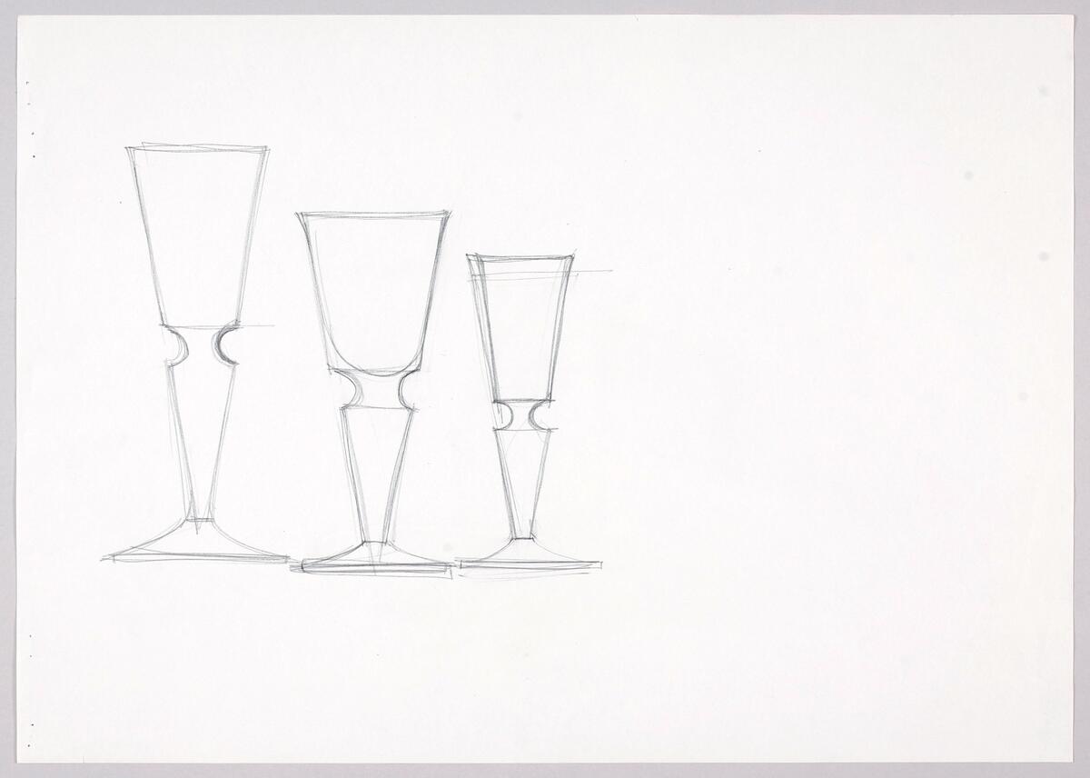 Skisser till ett antal servisglas i olika storlekar och utföranden  varav många med rak kupa, kraftigt ben och massiv fot. Notering.