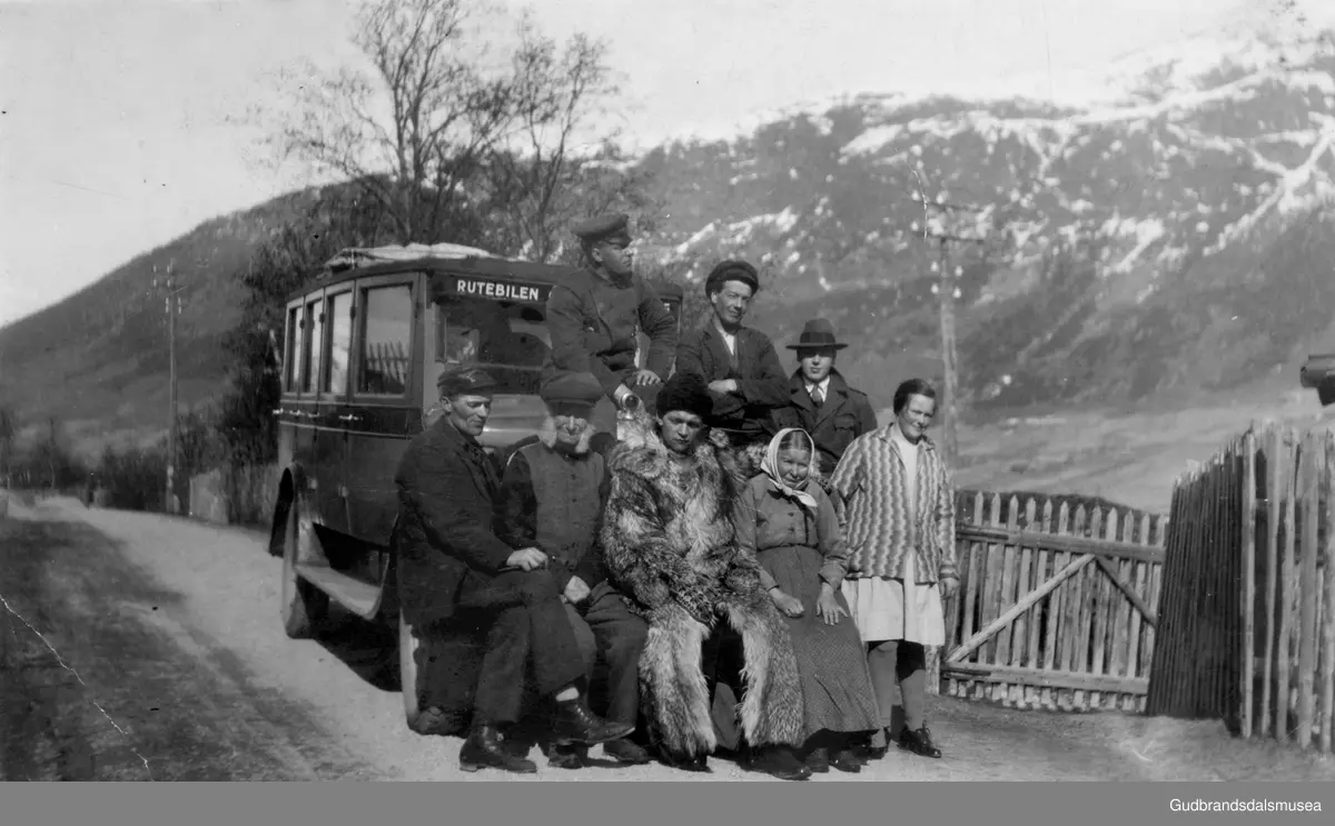 Rutebuss ved Kåjede. 
Bussen har karisseri av typen sedanbuss, dvs dør til kvar seterad. Årsmodell ca 1930