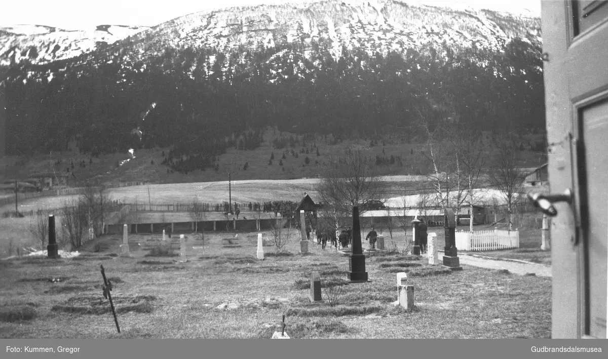 Tyske soldatar på veg frå Skjåk kyrkje, mai 1940