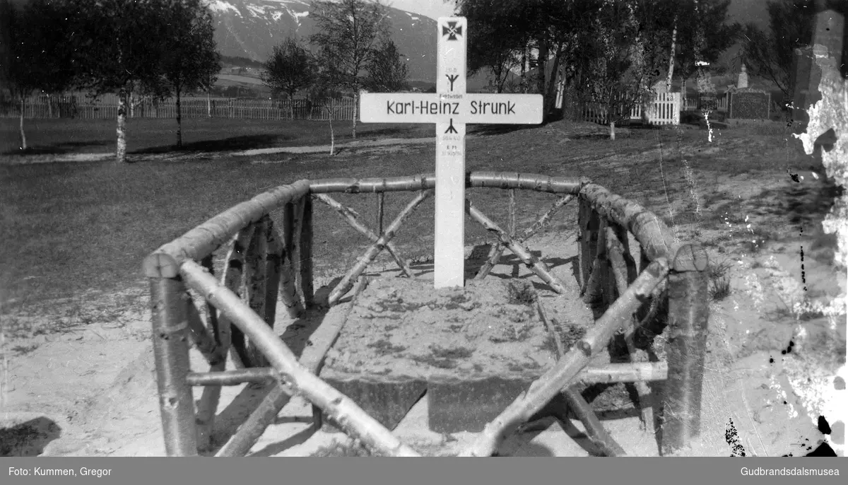 Grava til Karl-Heinz Strunk på Skjåk kyrkjegard sumaren 1940