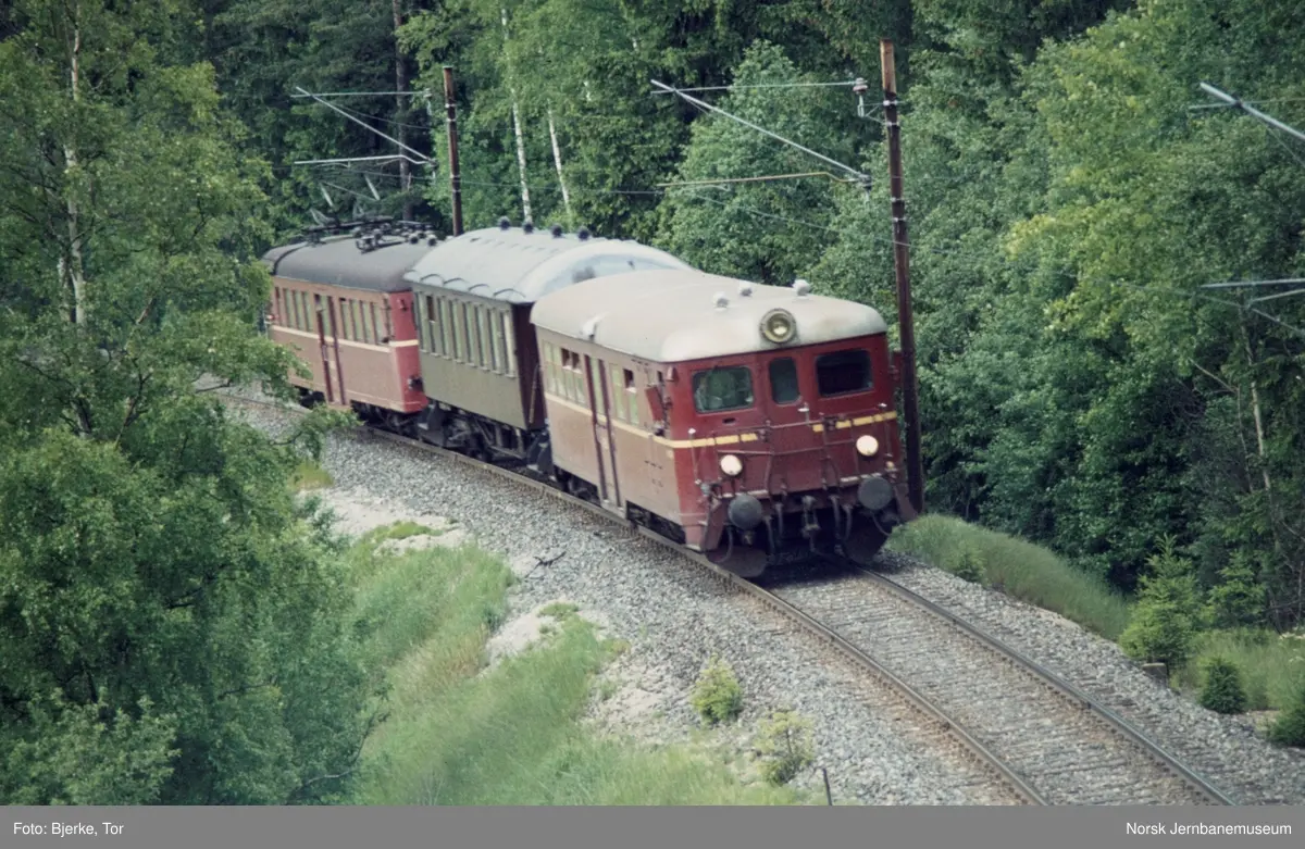 Elektrisk motorvognsett ved Pålsgård mellom Hønefoss og Ask på Randsfjordbanen