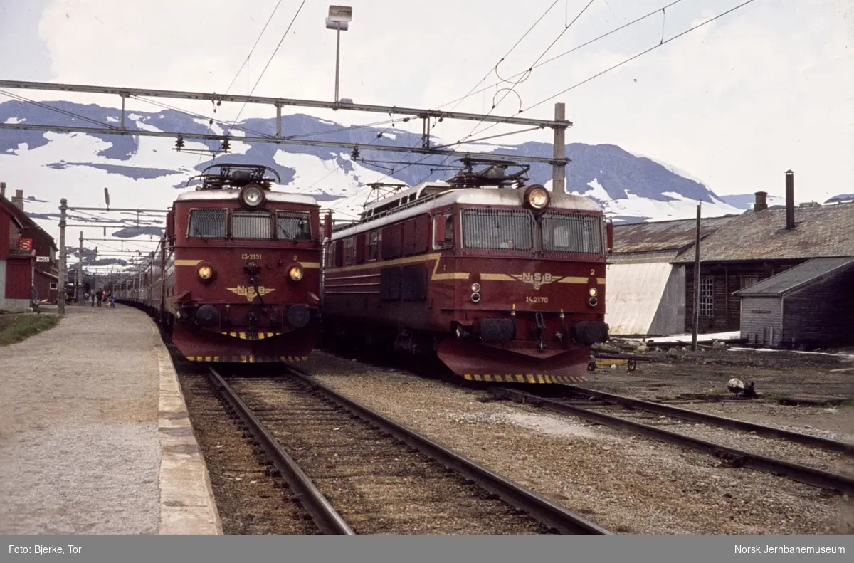 Elektrisk lokomotiv El 13 2151 og El 14 2170 med hvert sitt tog på Finse stasjon