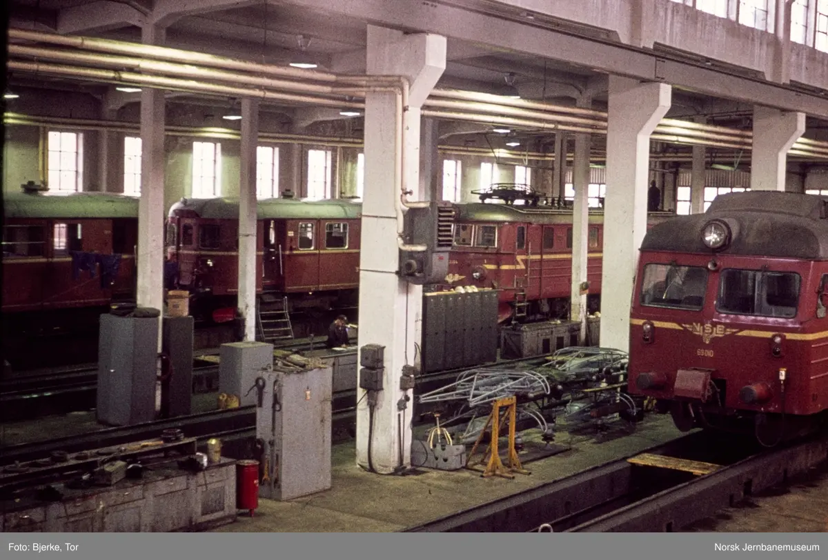 NSBs jernbaneverksted på Sundland, Drammen. Fra venstre dieselmotorvogn BM 86E og BM 91 05, elektrisk lokomotiv El 11 2108 og elektrisk motorvogn BM 69 010