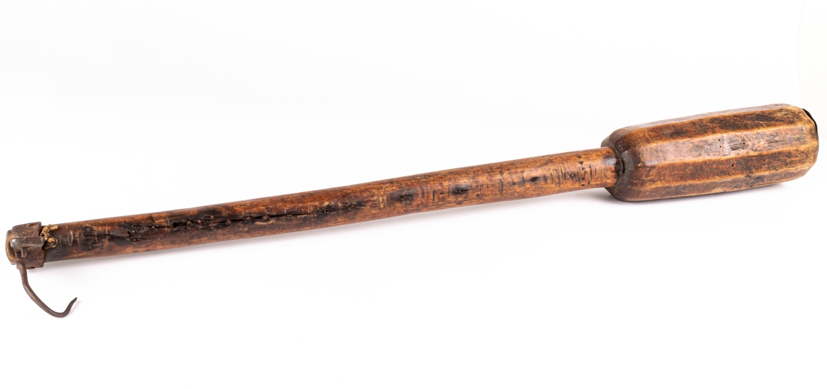 Besman av trä, avlång tyngd.