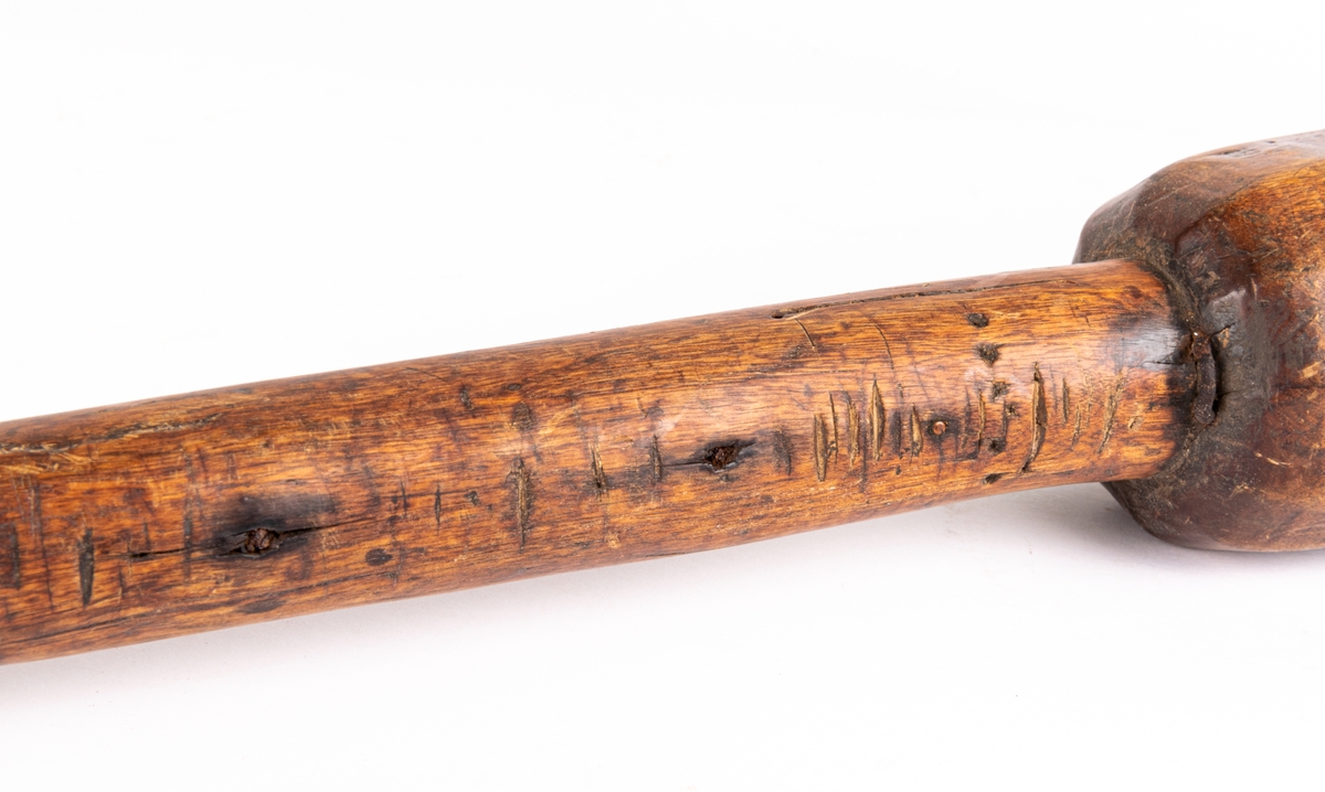 Besman av trä, avlång tyngd.