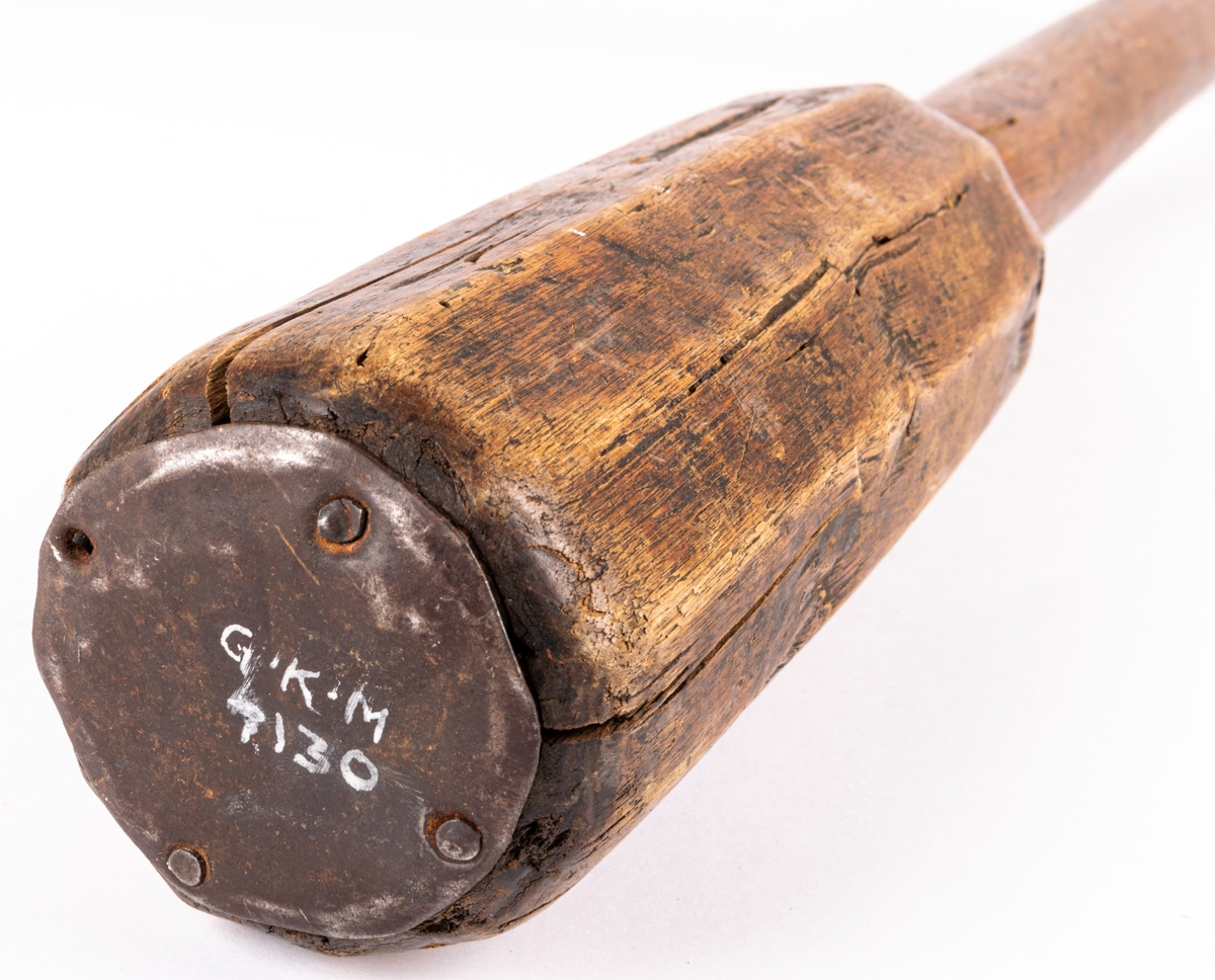 Besman av trä, avlång tyngd.