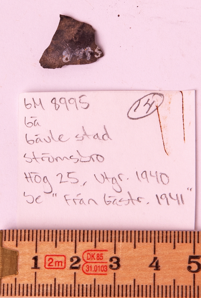Gravfynd från hög nummer 25 i Strömsbro, Gästrikland. Båtgrav, mansgrav, brandgrav.
Innehåll: svärd, kniv, lås, rester av kam, samt nitar och spikar efter båten i vilken den död bränts. I fyllningen järnslagg.