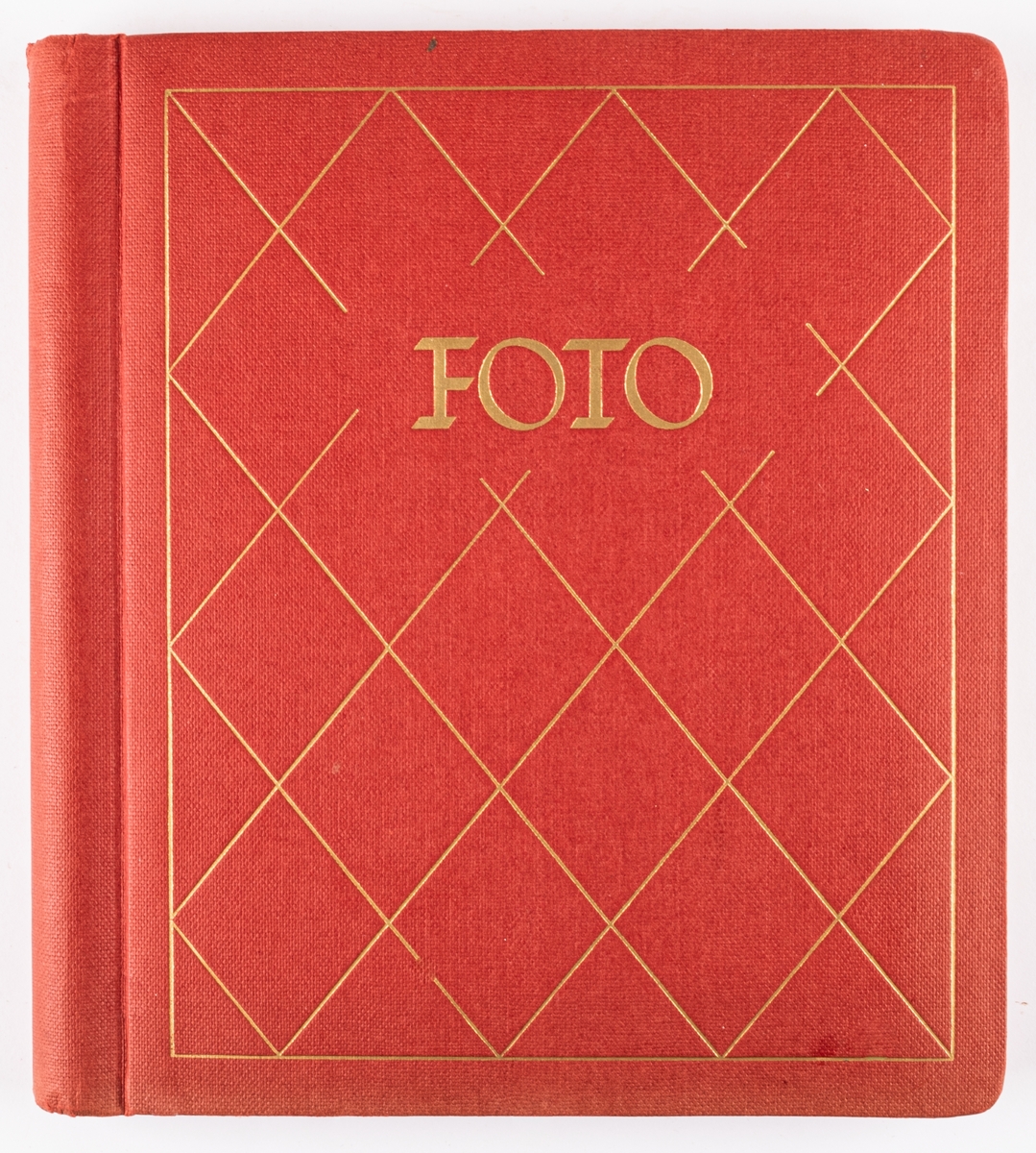 Fotoalbum, ringbundet med röda pärmar med guldtryck. Innehåller svartvita foton från maskerad/teater.