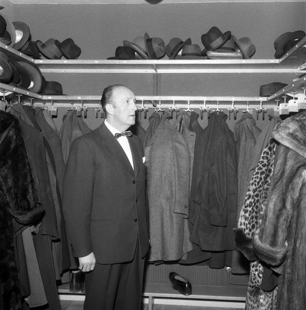 Den 10 mars 1960 invigdes Rally hotell i Linköping. Stor baluns får vi förmoda med landhövding Eckerberg som invigningstalare och ett 100-tal särskilt inbjudna. Det märktes inte minst i garderoben där antalet ytterplagg och inte minst hattar växte med kvällen.