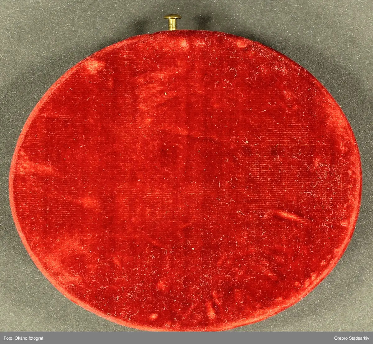 Röd sammetsask med fotografi