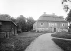 Hovby gård i Västra Eneby med dess ålderdomliga huvudbyggnad i utpräglad karolinsk stil. Fotoåret är 1904 och mangårdsbyggnaden står ännu på sin ursprungliga plats, på sin solida grund den då stått i omkring 250 år, möjligtvis sedan år 1644 då gården erhöll säterivärdighet. Byggnaden skänktes till ortens hembygdsförening 1927, nedmonterades och flyttades till Hembygdsgården i Kisa.