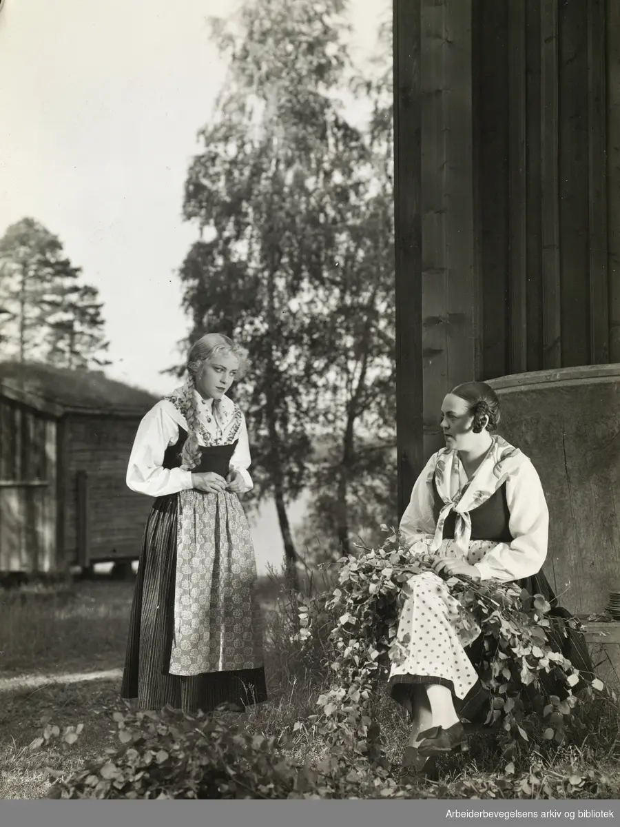 Stillsfoto fra den svenske spillefilmen "Värmlänningarna". Til venstre; Annalisa Ericson i rollen som Anna. Arbeidermagasinet 1932.