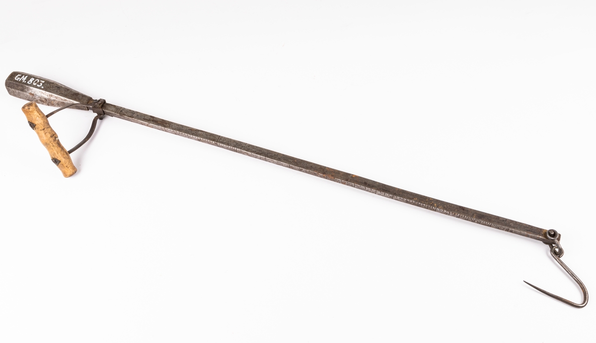Besman, av järn. Med handtag. Märkt A. Lundberg. Krönt 1831.26.10. IM.