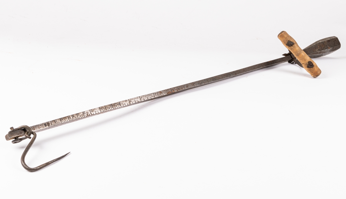 Besman, av järn. Med handtag. Märkt A. Lundberg. Krönt 1831.26.10. IM.